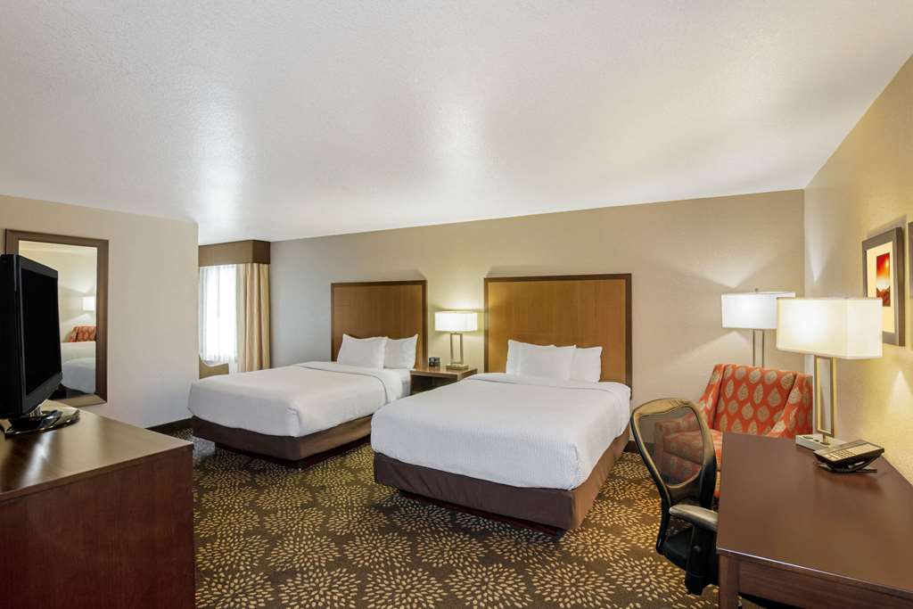 La Quinta Inn & Suites by Wyndham Las Vegas Red Rock - photo 10