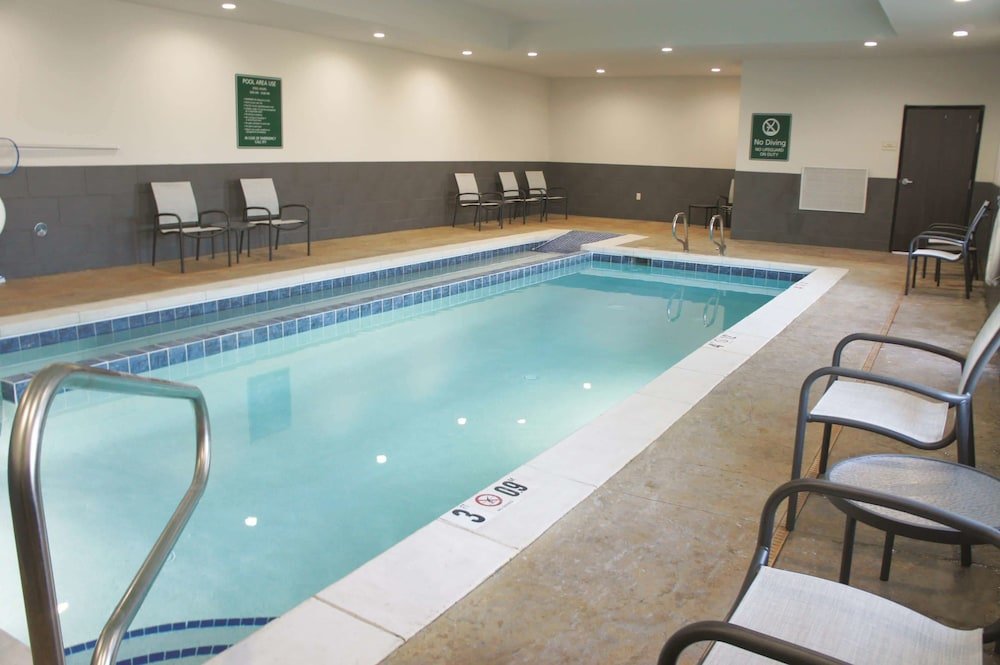 Economy Inn and Suites - photo 10