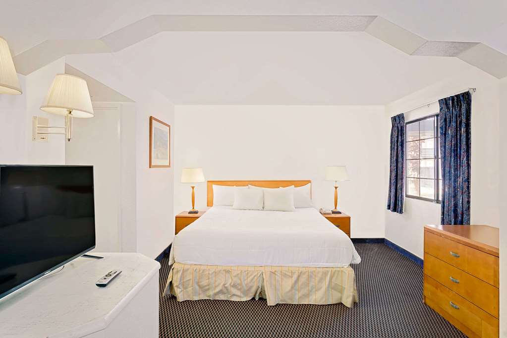 Days Inn & Suites by Wyndham Needles - photo 13