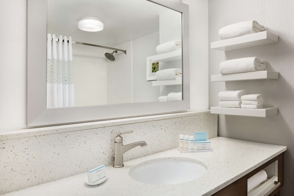 Hampton Inn Waycross - photo 9