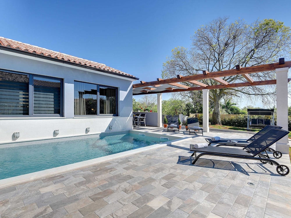 Holiday Home in Gali ana with Pool & Beach — 4-Star Luxury Hotel in Galizana, Croatia
