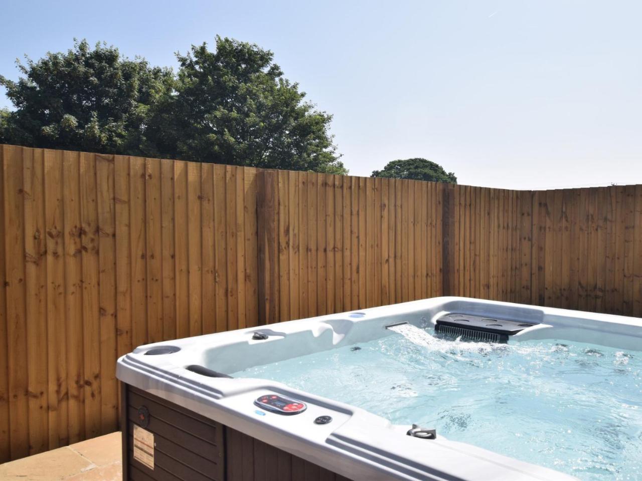 2 Bed in Croes y pant 58961 — hotel in Pontypool