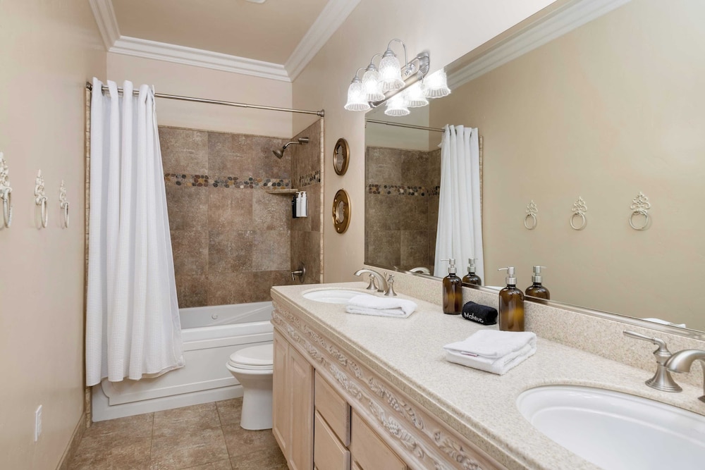 Grand Contento by AvantStay Extraordinary Estate w Pool Movie Room - photo 32