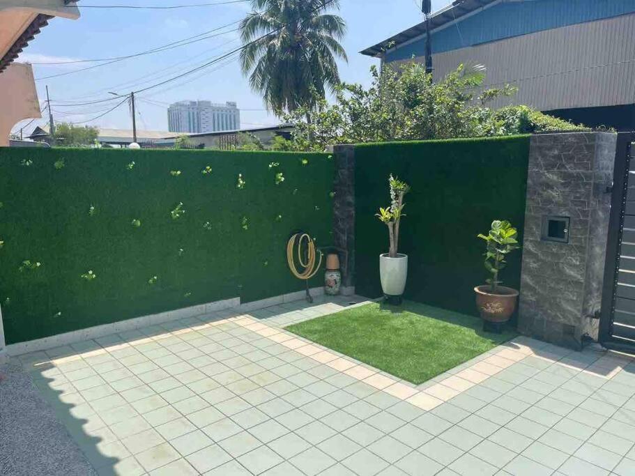 Convenient Landed Walk to KSL 2Min — 4-Star Luxury Hotel in Johor Bahru, Malaysia