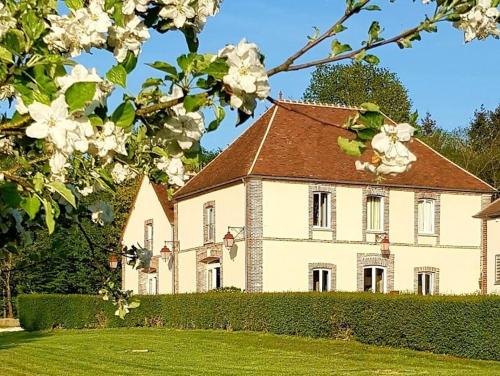 Tuilerie de Talouan Maison de Maitre 4 Etoiles Ecologique Et Tout Confort — 4-Star Luxury Hotel in Villeneuve-Sur-Yonne, France
