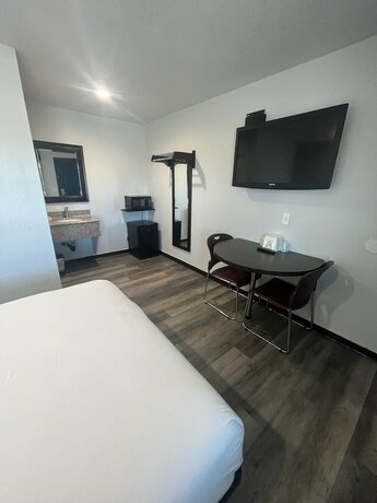 High Desert Inn - photo 3