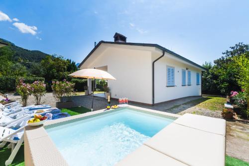 Lovely Cosy Villa Jacuzzi Nature — 4-Star Luxury Hotel in Camaiore, Italy