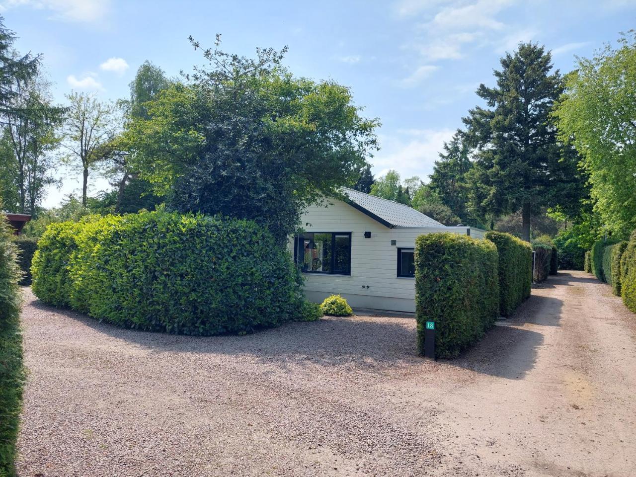 Huisje Nr 18 Met Jacuzzi — Putten