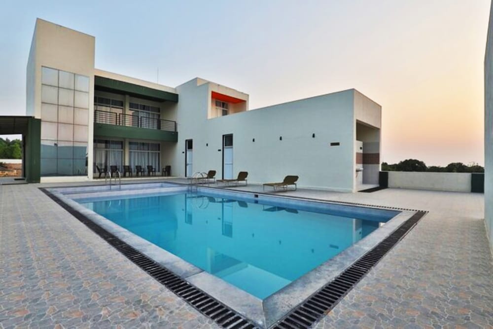 Gir Athiz Resort With Swimming Pool — Veraval