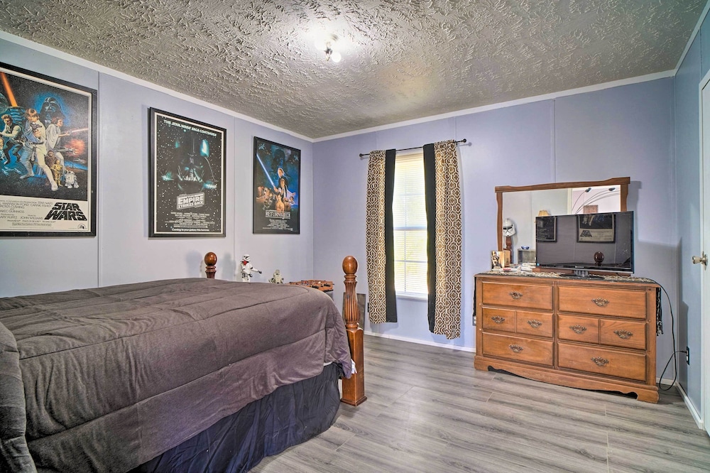 Bring Your Pets Midway Abode With Yard And Fire Pit — Midway