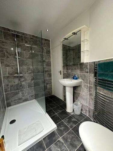 Spacious Home w Parking & Garden — Worthing — photo 3