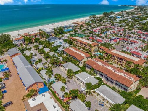 Tradewinds Cottage Completely Renovated Easy Beach & Pool Access — 4-Star Luxury Hotel in Bradenton Beach, United States