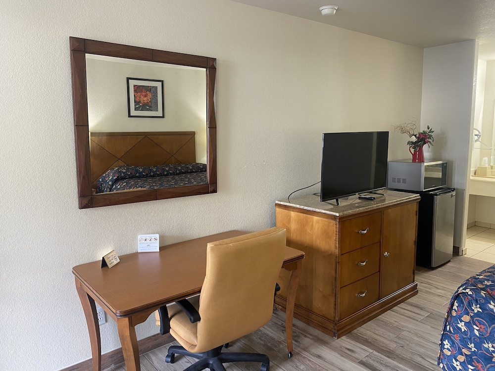 Cedar Creek Inn — Bertram — photo 3