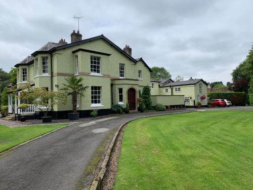 Pear Tree House 2 bed apartment — 4-Star Luxury Hotel in Hartford, United Kingdom