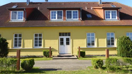 Gut Rattelvitz Galerie E MITTE — 4-Star Luxury Hotel in Gingst, Germany