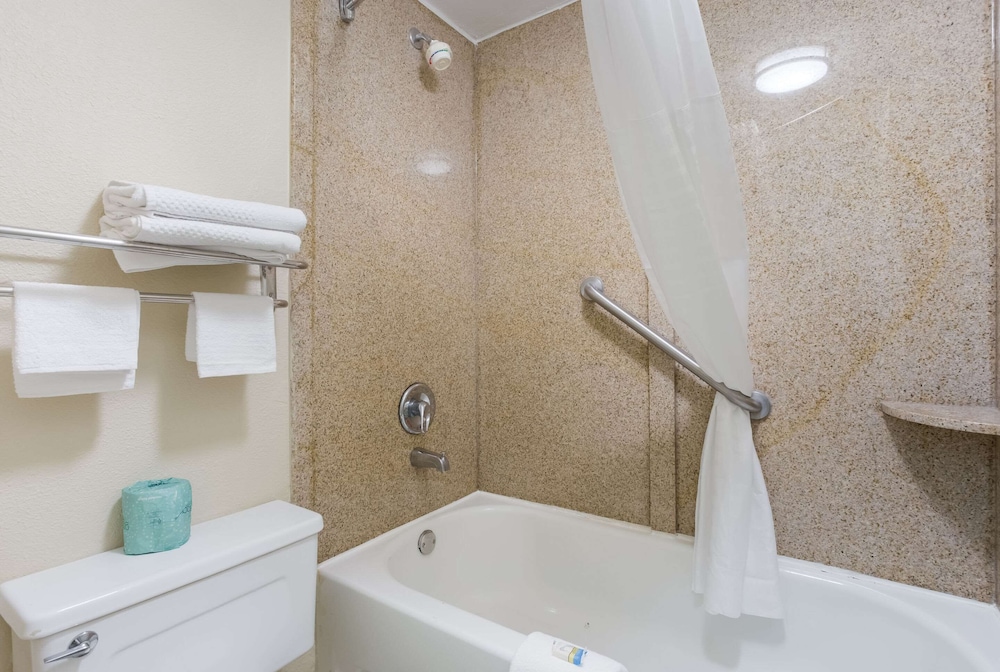 Clarion Pointe Independence Kansas City - photo 31