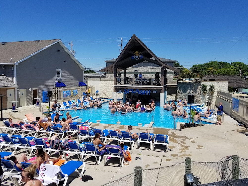 Grand Islander Hotel - photo 17