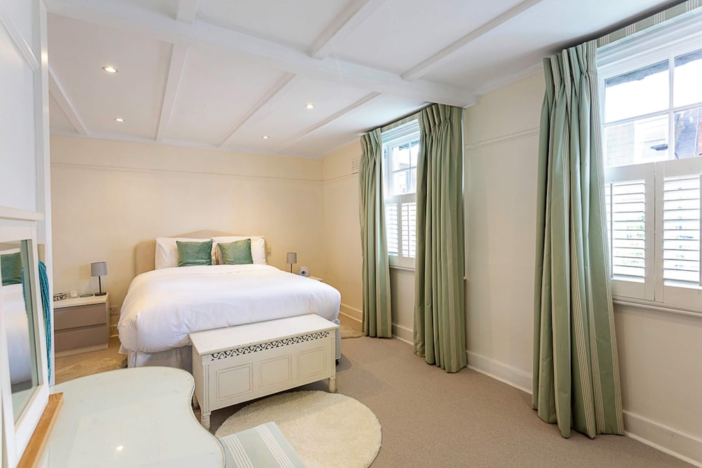 Charming Georgian Country style Cottage — 4-Star Luxury Hotel in London, United Kingdom