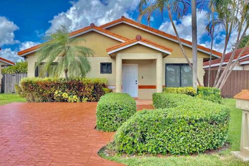 Tropical Oasis home w Community Pool great area — 4-Star Luxury Hotel in Kendall, United States