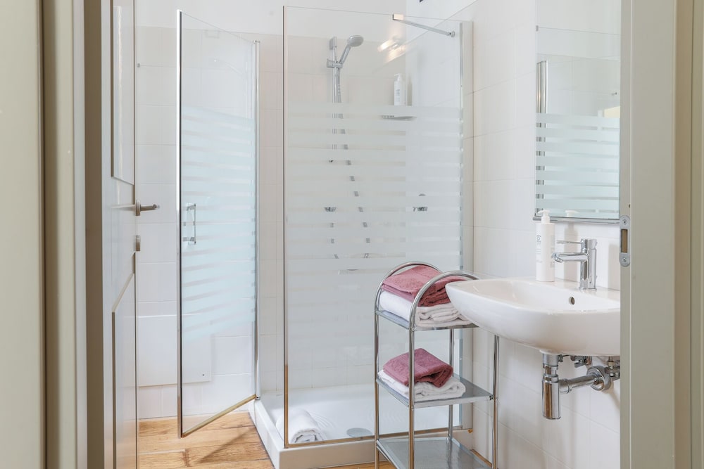 Lakefront Contemporary — 4-Star Luxury Hotel in Griante, Italy