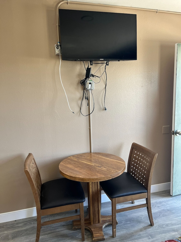 Carl's Motel - photo 8