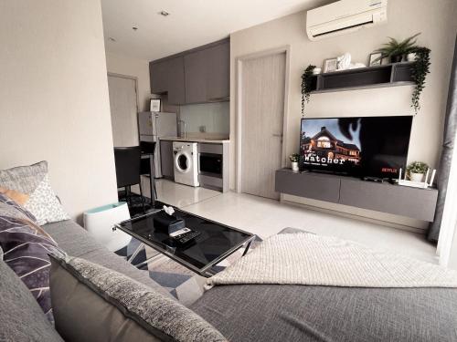Luxurious Downtown condo w train access — 5-Star Luxury Hotel in Bangkok, Thailand
