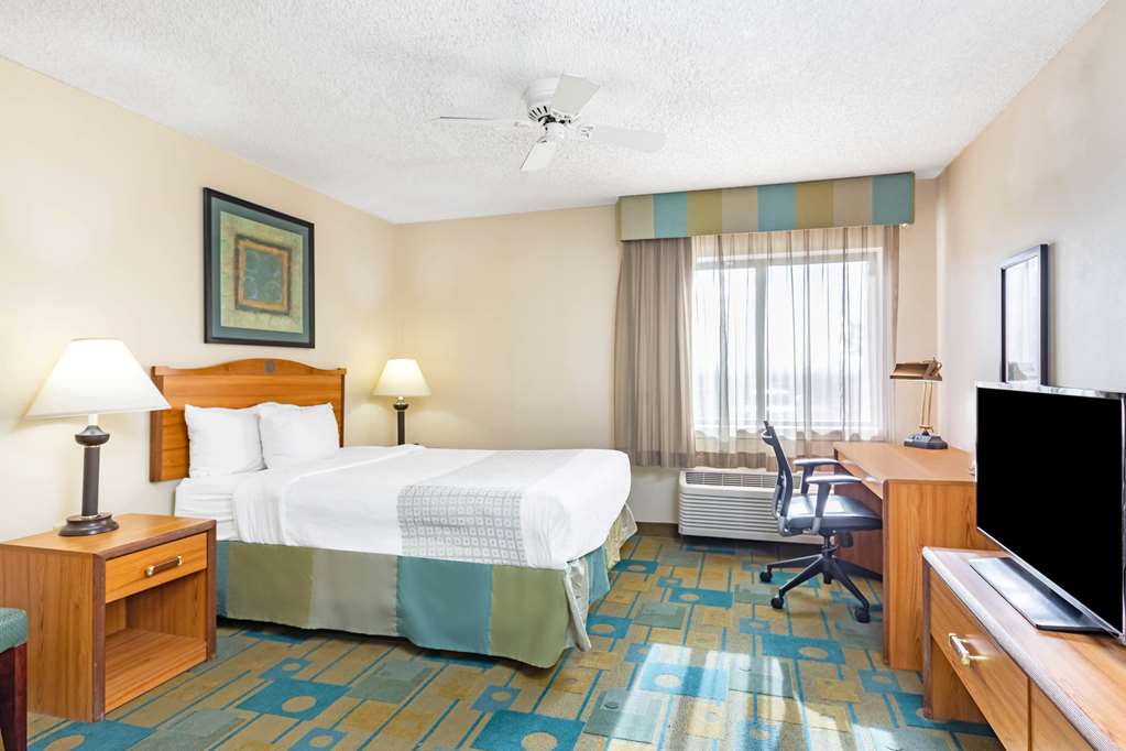 La Quinta Inn & Suites by Wyndham El Paso East - photo 12
