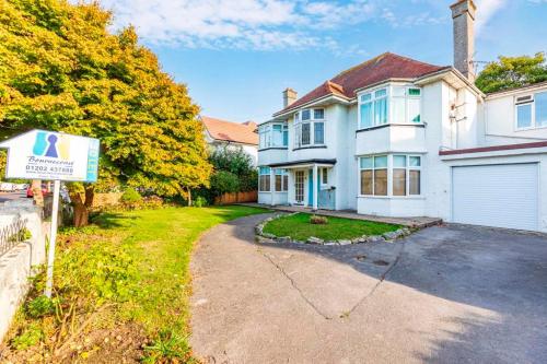 Browning Avenue By Bournecoast A Lovely Three Bedroom Apartment Close To The Sandy Beaches In Boscombe Fm5374 — 4-Star Luxury Hotel in Bournemouth, United Kingdom