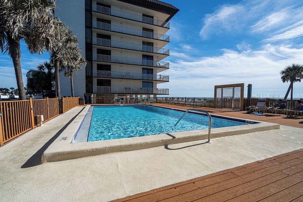 Edgewater Oasis Gorgeous Resort Condo on Beach - photo 17