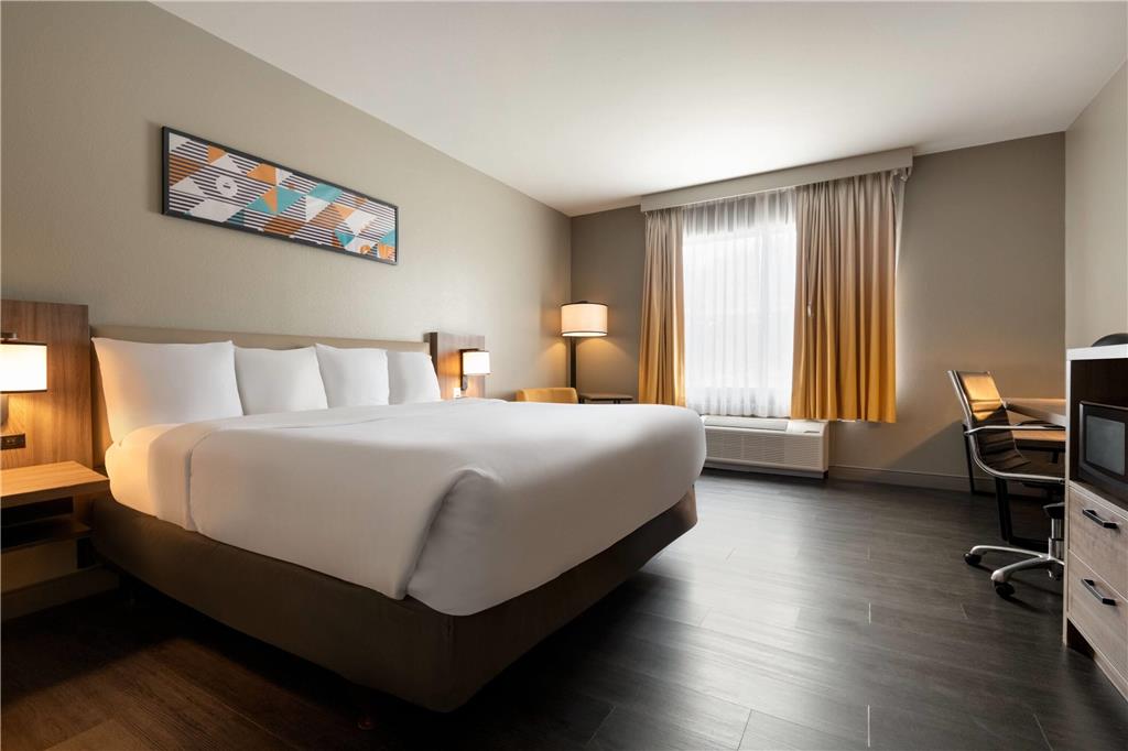 La Quinta Inn & Suites by Wyndham Montgomery - photo 18