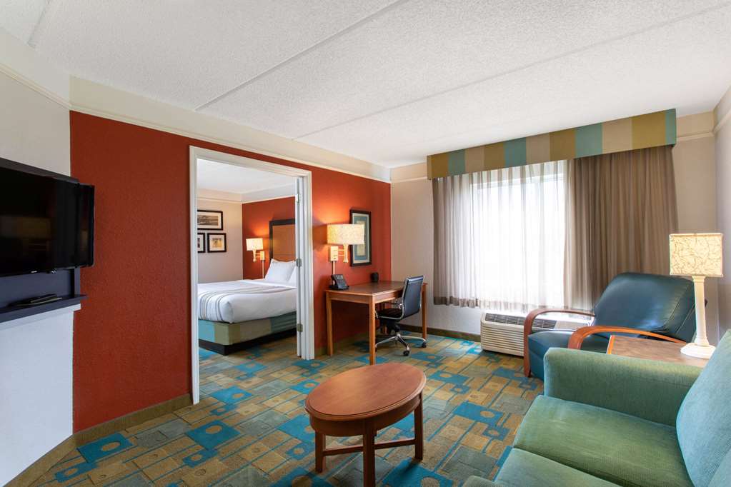 La Quinta Inn & Suites by Wyndham Jacksonville Butler Blvd - photo 37