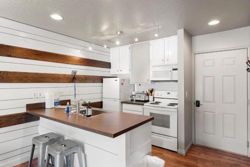 Condo #202 Inn Bldg — 4-Star Luxury Hotel in Garden City, United States