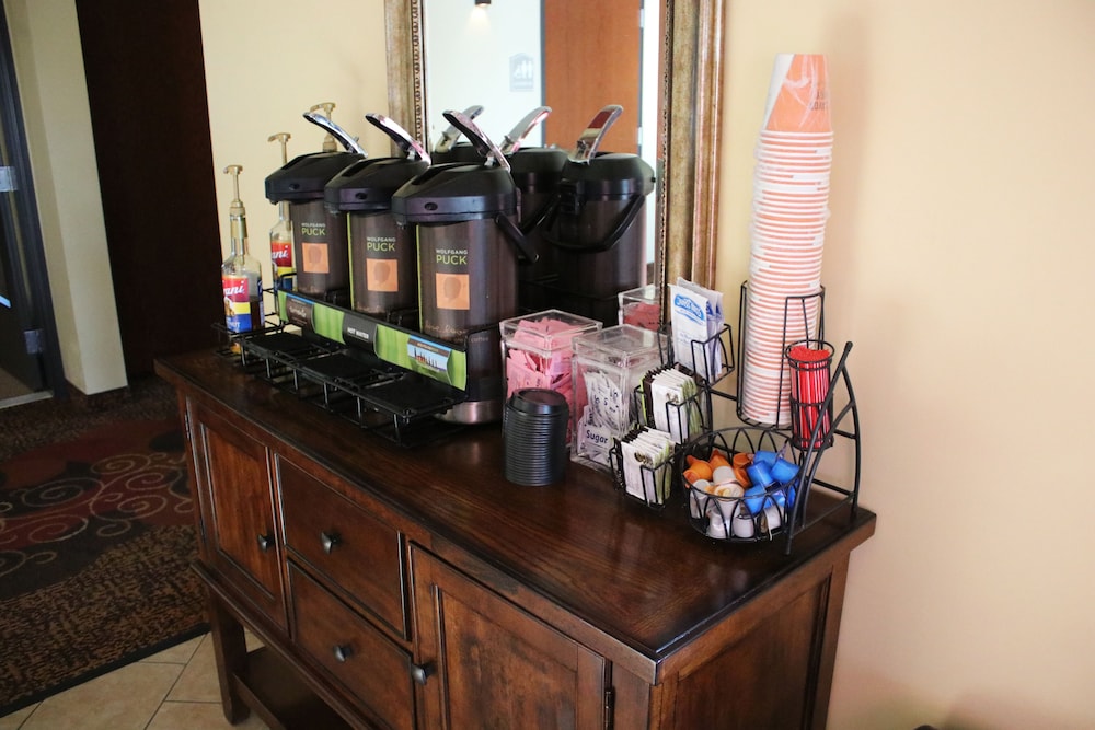 Edgewood Hotel & Suites - photo 37