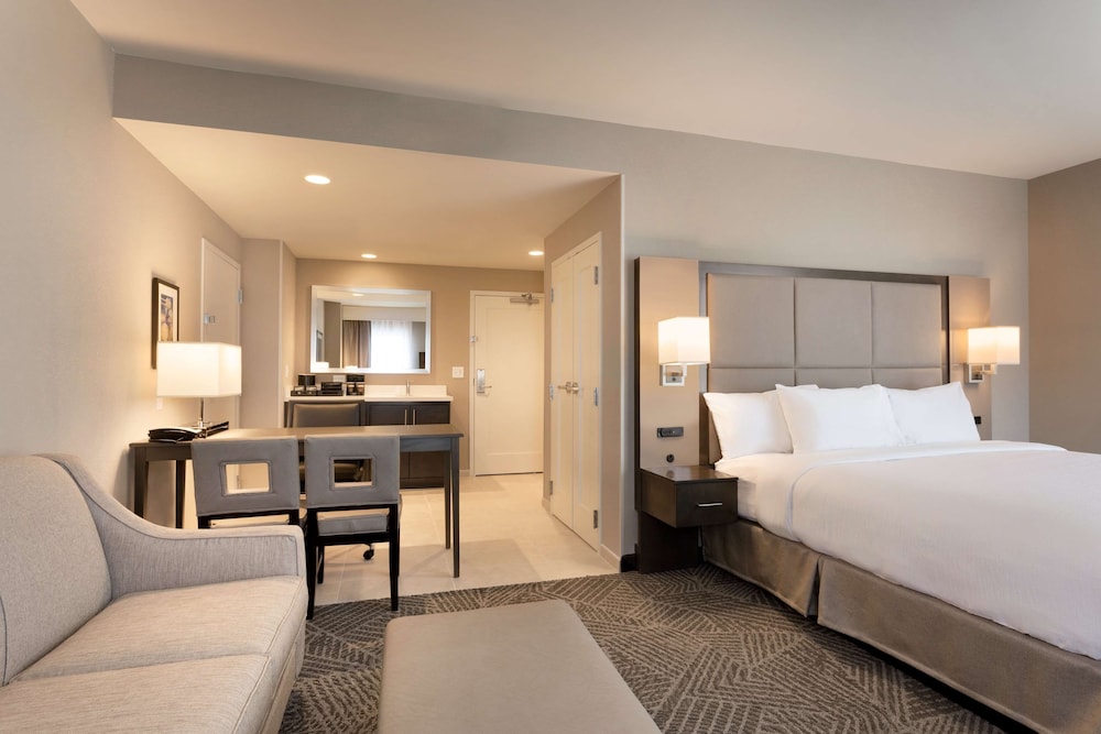 Embassy Suites by Hilton Kansas City Olathe - photo 18