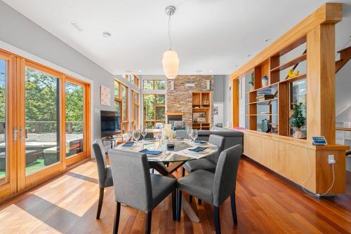 Serene modern Lakehouse on Golf Course — hotel in Lower Sackville