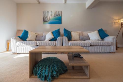 The Secret Garden West Sussex 3BR House with Drive — 4-Star Luxury Hotel in Crawley, United Kingdom
