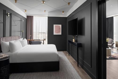 Renaissance Milwaukee West Hotel - photo 21