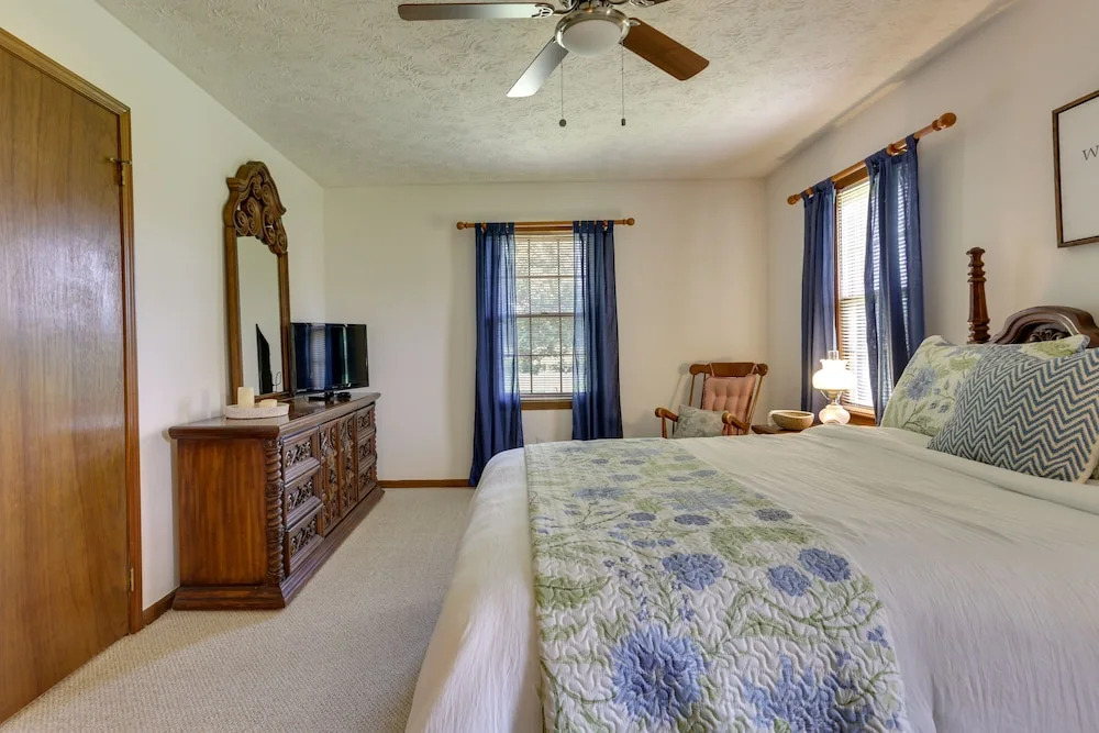 Cozy Georgia Getaway w Deck Grill & Fire Pit — hotel in Cartersville