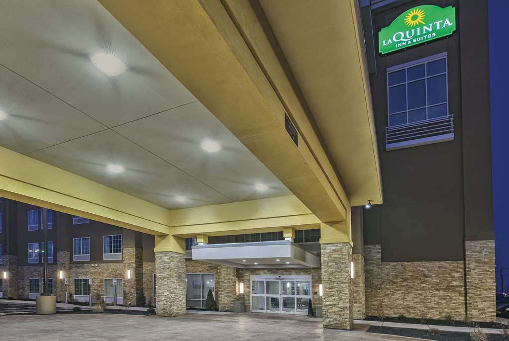La Quinta Inn & Suites by Wyndham Niagara Falls - photo 2