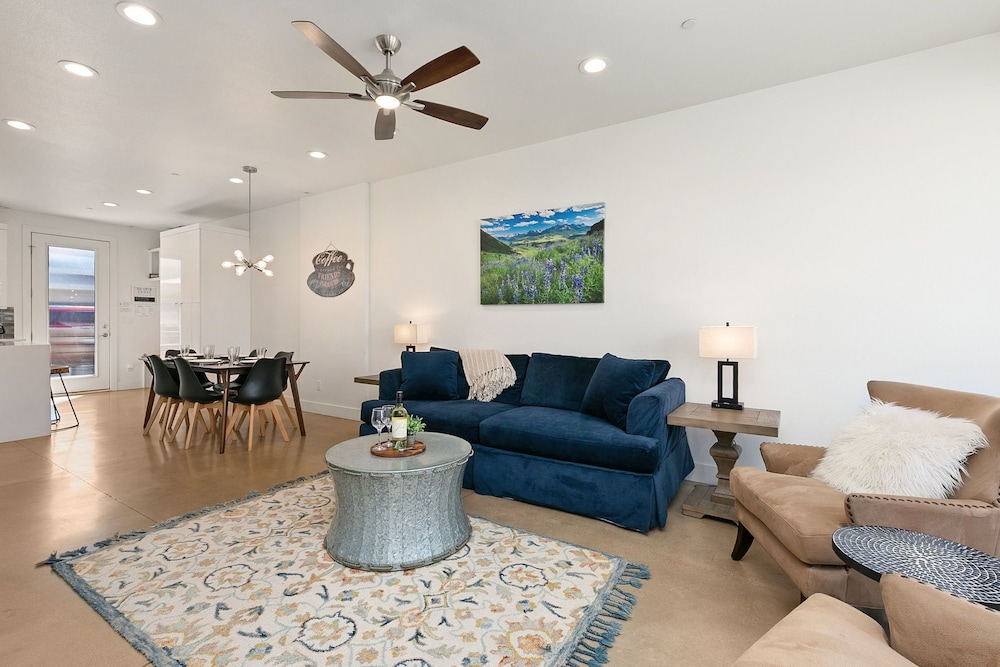 Elegant Mountain Haven King Bed & Fireplaces in Fort Collins, United States