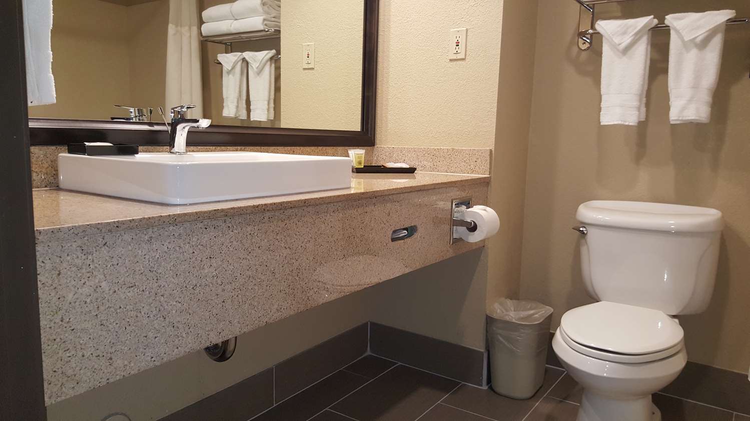 Airport Inn and Suites - photo 26