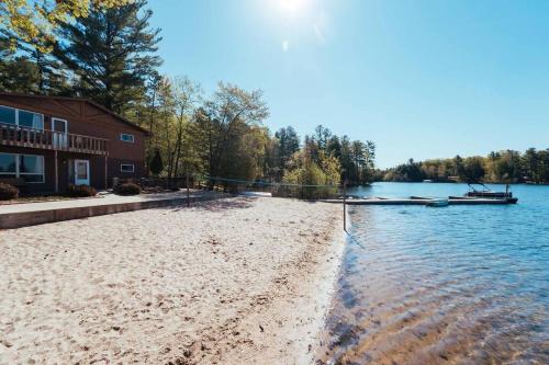 Spider Lake Escape Pontoon Rentals Sandy Beach — 4-Star Luxury Hotel in Traverse City, United States
