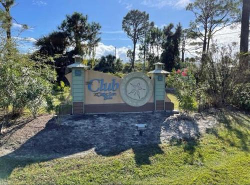 Stylish Top Floor Gulf View Condo Private Balcony & Beach Access — 4-Star Luxury Hotel in Port Saint Joe, United States