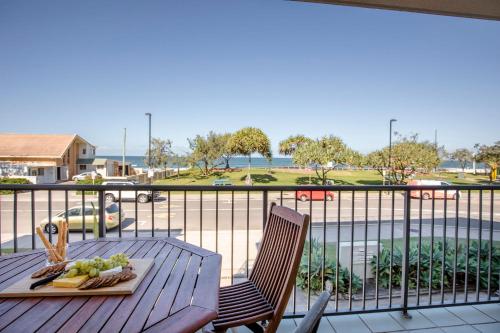 Kings Beach Oceanfront Apartment With Pool — 4-Star Luxury Hotel in Caloundra, Australia