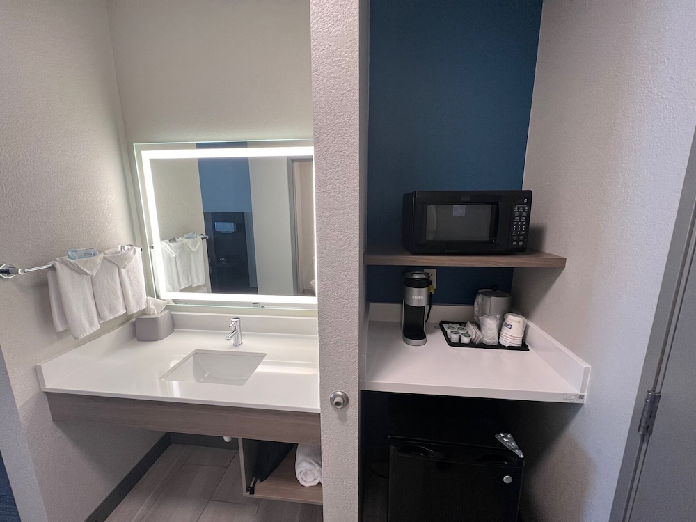 Holiday Inn Express Wichita North Park City by IHG - photo 11