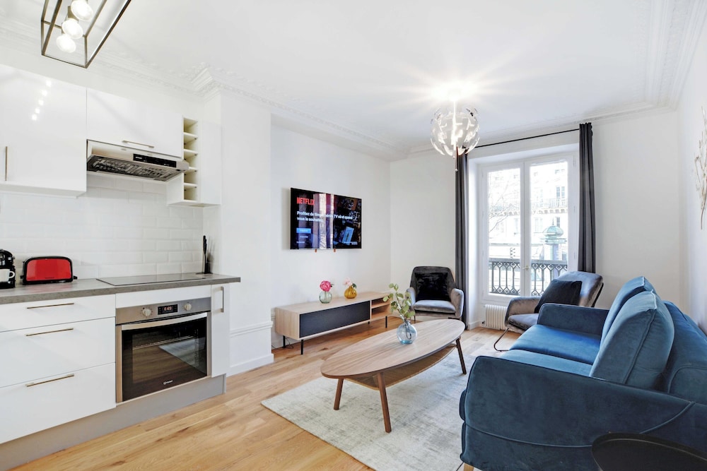 Splendid Apartment 2br 6p Place Des Vosges — 4-Star Luxury Hotel in Paris, France