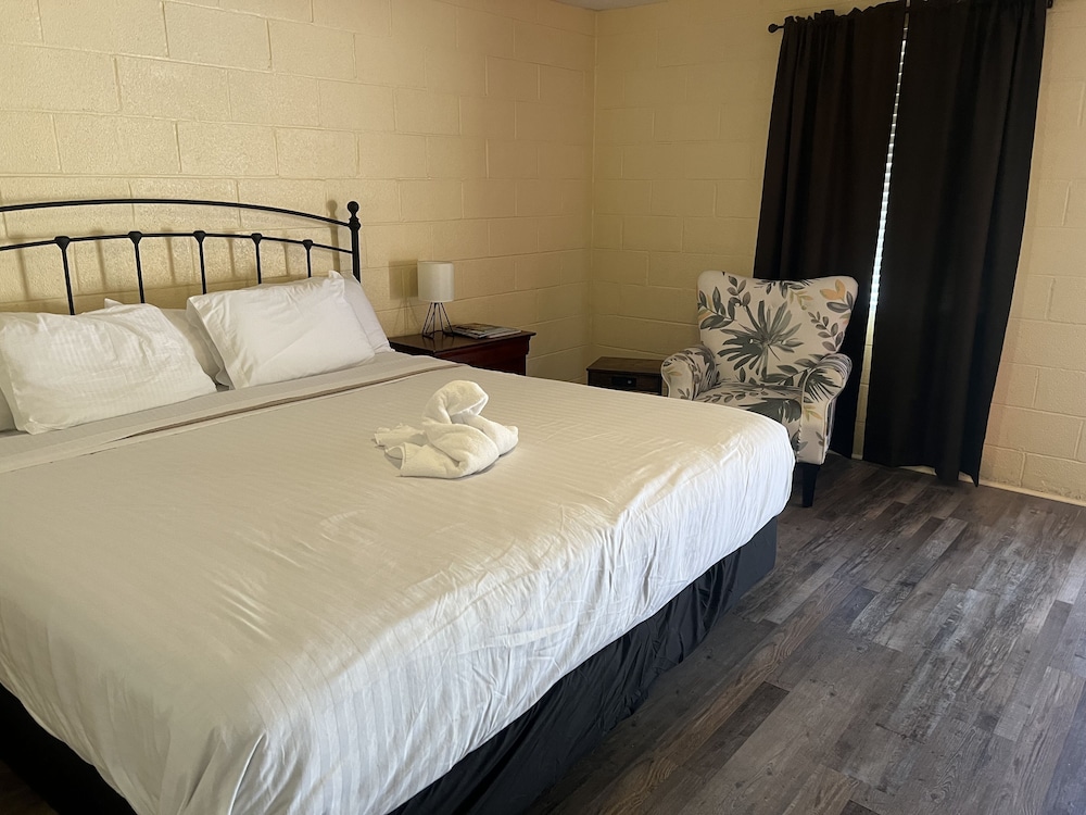 King Guest Room located at the entrance to Mountain Harbor just 2 1 2 miles from Lake Ouachita. by RedAwning — hotel in Mount Ida