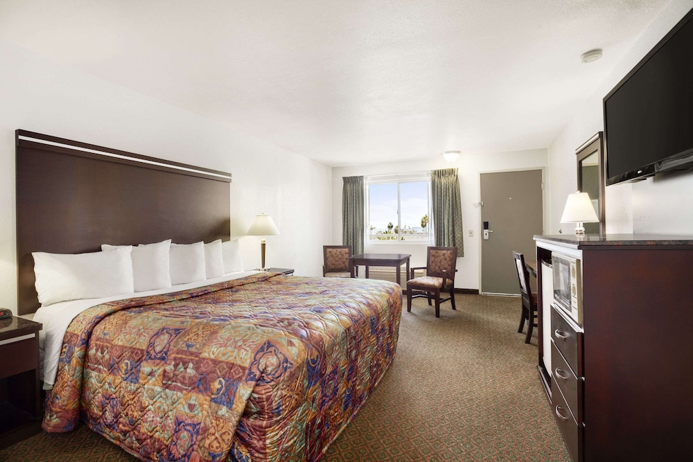 Days Inn by Wyndham Oceanside - photo 12