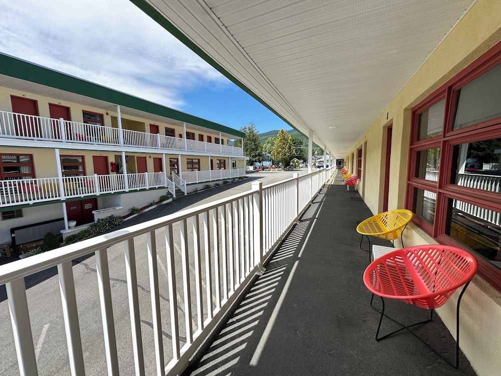 O'Sullivan's On The Lake Motel - photo 18