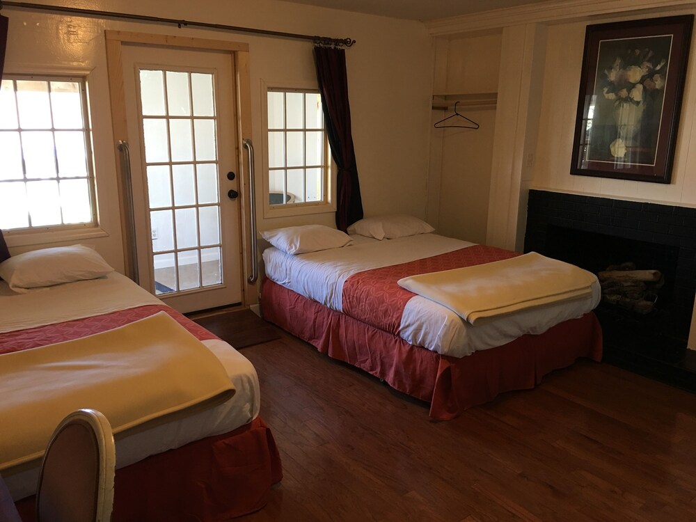 Dixie Plaza Hotel - photo 32